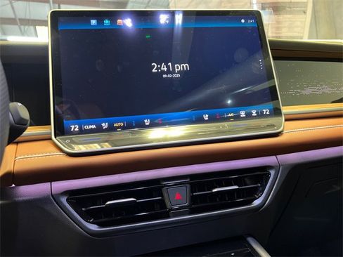 Used 2025 Volkswagen Tiguan SEL R-Line image 17