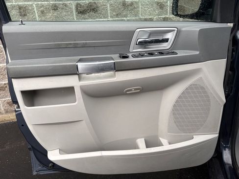 Used 2008 Chrysler Town & Country Touring image 10