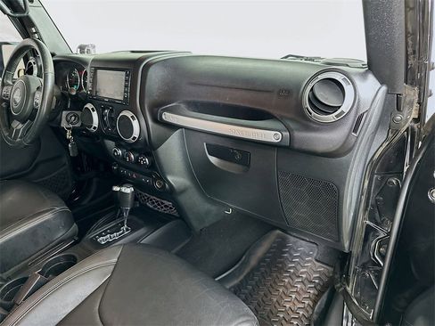 Used 2015 Jeep Wrangler Unlimited Sahara w/ Connectivity Group image 32