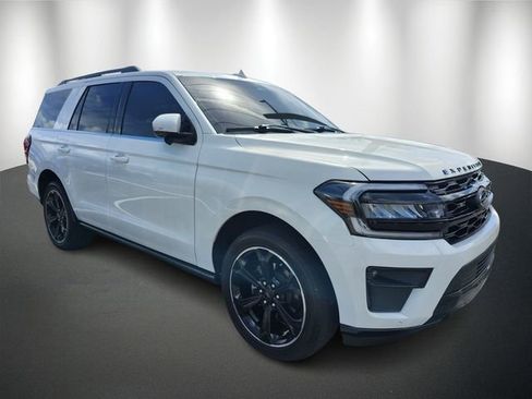 Used 2024 Ford Expedition Limited image 3