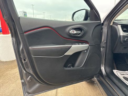 Used 2018 Jeep Cherokee Trailhawk w/ Cold Weather Group image 12