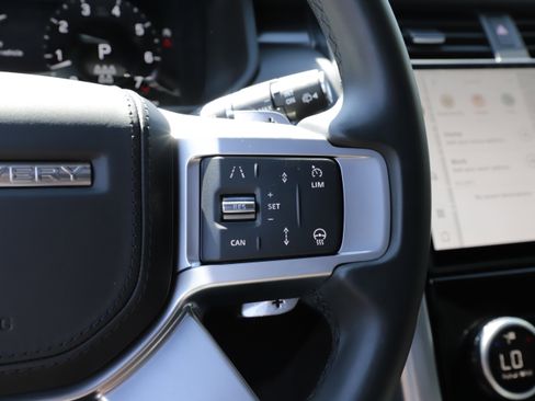 Certified 2025 Land Rover Discovery Metropolitan Edition AWD/4WD image 24
