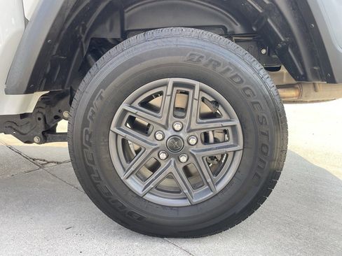 Used 2025 Jeep Gladiator Sport image 17