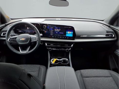 Used 2025 Chevrolet Traverse LT w/ Driver Confidence Package FWD image 8