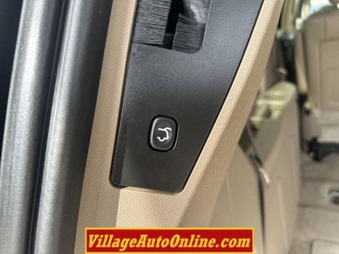 Used 2014 Chrysler Town & Country Touring FWD image 37