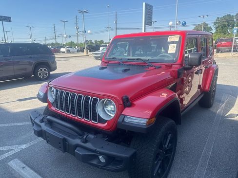Used 2025 Jeep Wrangler Unlimited Sahara AWD/4WD image 1