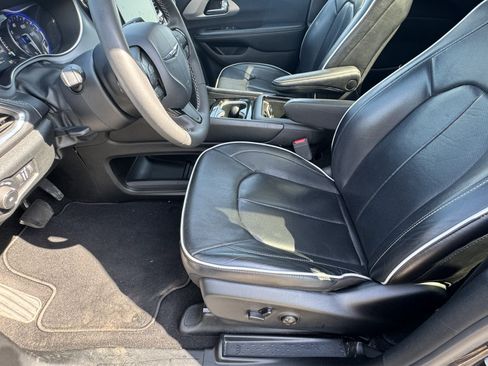 Used 2025 Chrysler Pacifica Limited FWD image 9