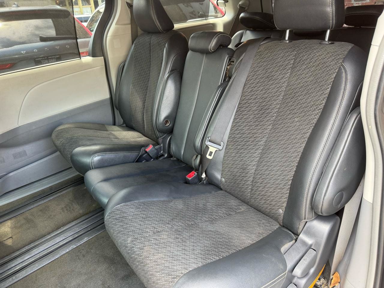 Used 2012 Toyota Sienna SE FWD image 7