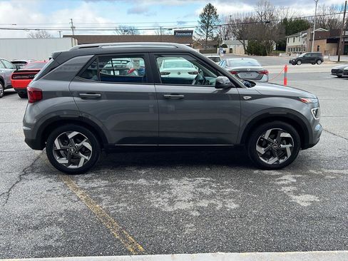 Used 2022 Hyundai Venue Limited image 6