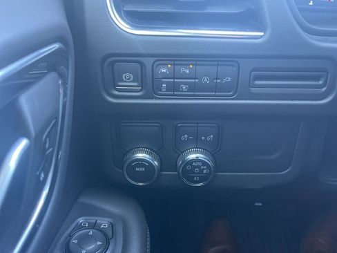 Used 2022 GMC Yukon XL SLT w/ SLT Premium Package RWD image 17