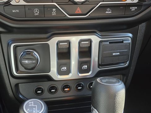 Used 2021 Jeep Wrangler Sport S image 23