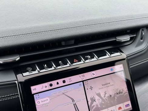 Used 2023 Jeep Grand Cherokee Limited image 17