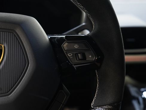Used 2018 Lamborghini Huracan LP 610-4 AWD/4WD image 37