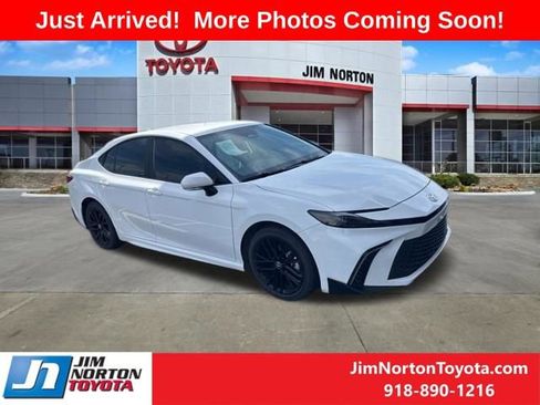 Used 2025 Toyota Camry SE FWD image 1