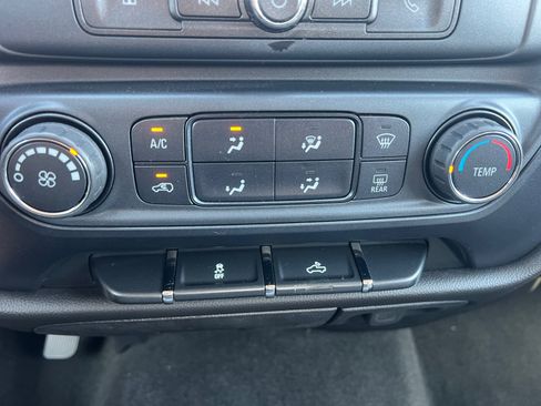 Used 2018 Chevrolet Silverado 1500 Custom w/ Custom Convenience Package RWD image 18