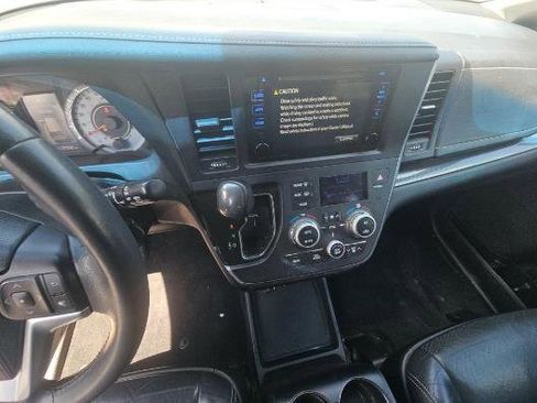 Used 2017 Toyota Sienna SE FWD image 9