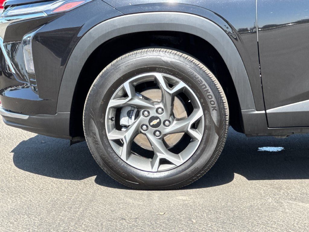 Used 2025 Chevrolet Trax LT FWD image 24