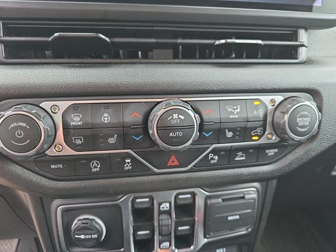 Used 2025 Jeep Wrangler Willys AWD/4WD image 26
