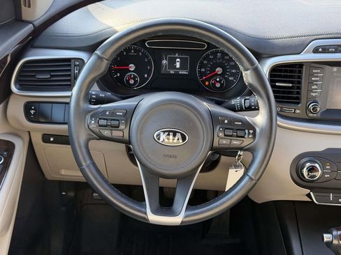 Used 2017 Kia Sorento LX w/ LX Convenience Package image 21