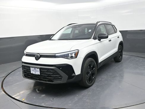 New 2026 Volkswagen Taos SE image 3