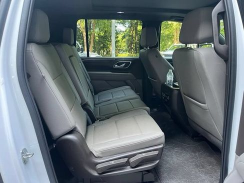 Used 2022 Chevrolet Suburban LT w/ Luxury Package AWD/4WD image 13
