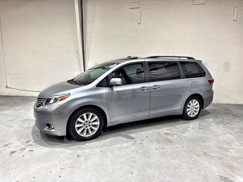 Used 2017 Toyota Sienna Limited FWD image 17
