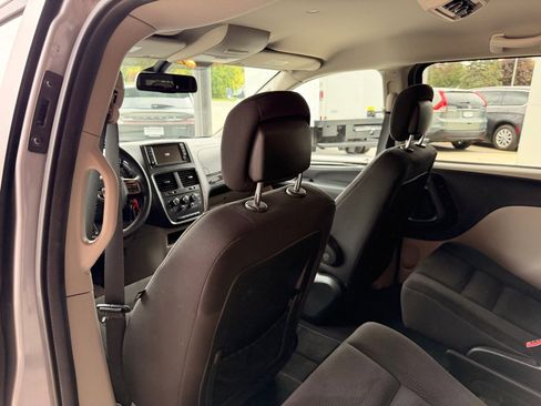 Used 2018 Dodge Grand Caravan SE image 11
