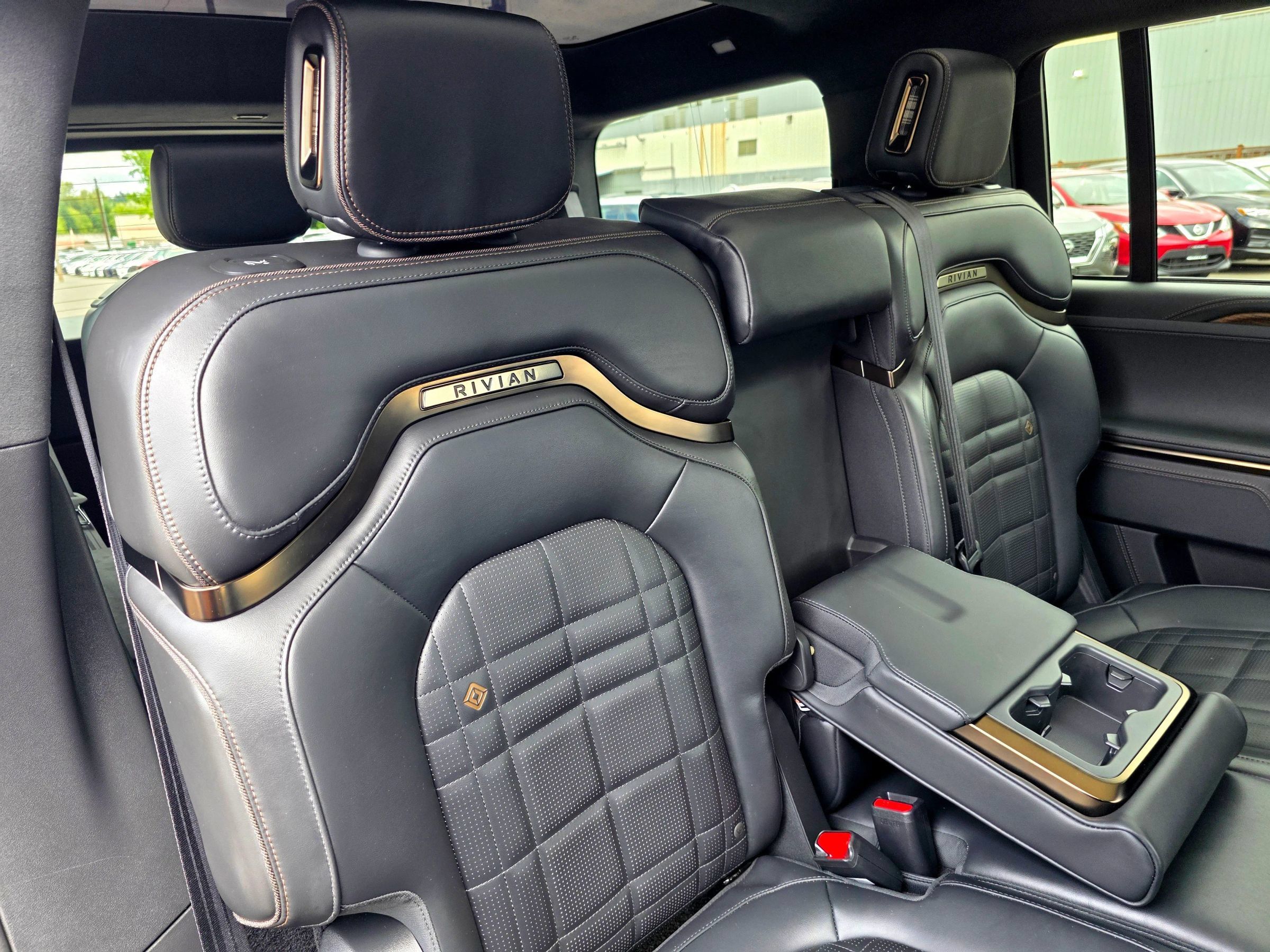 Used 2025 Rivian R1S Premium Dual AWD/4WD image 51