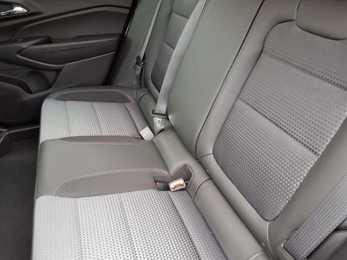 Used 2024 Chevrolet Trax LT w/ LT Convenience Package image 6