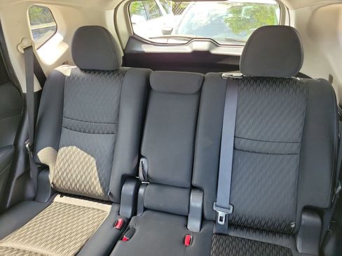 Used 2018 Nissan Rogue SV w/ Premium Package FWD image 11