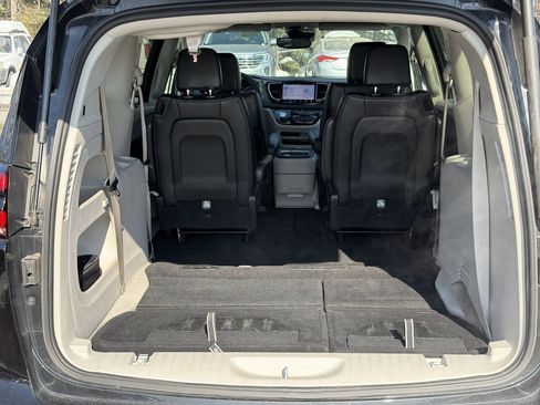 Used 2024 Chrysler Pacifica Touring-L FWD image 22