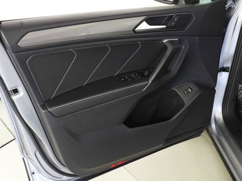 Used 2024 Volkswagen Tiguan SE w/ Panoramic Sunroof Package FWD image 11