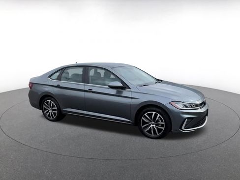 Used 2025 Volkswagen Jetta SE image 2