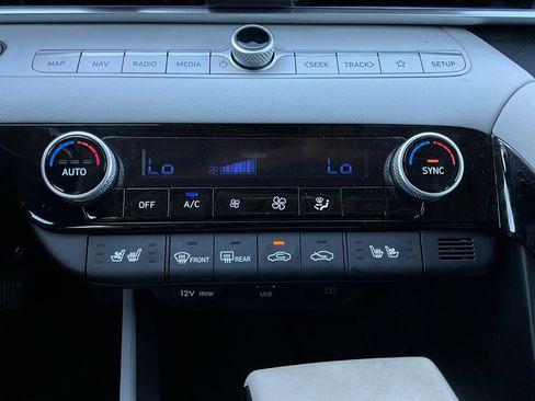 Used 2025 Hyundai Elantra Limited image 30