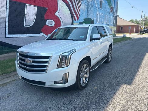 Used 2019 Cadillac Escalade Luxury AWD/4WD image 2