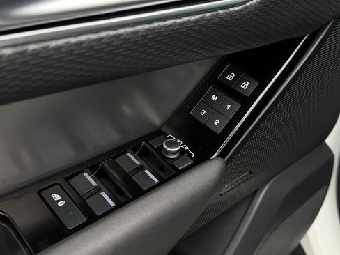 Used 2022 Land Rover Range Rover Velar R-Dynamic S image 15