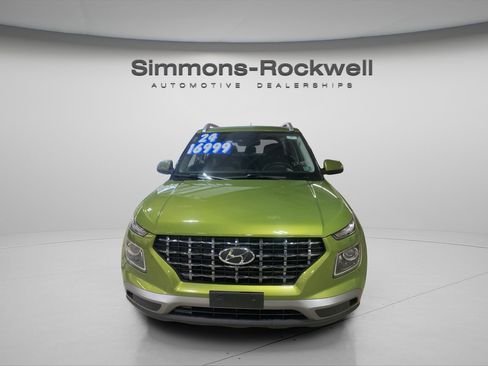Used 2024 Hyundai Venue SEL image 2