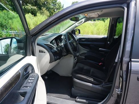 Used 2019 Dodge Grand Caravan SE FWD image 2