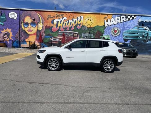 Used 2022 Jeep Compass Latitude AWD/4WD image 2