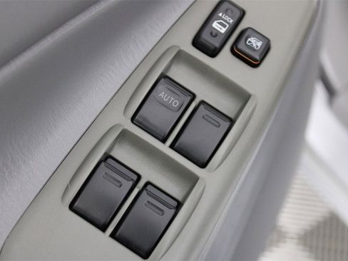 Used 2005 Toyota Tacoma Base image 12