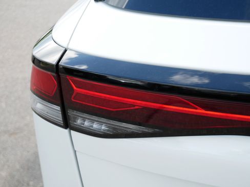 Certified 2025 Volkswagen Tiguan SE R-Line AWD/4WD image 17