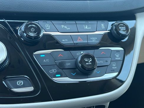 Used 2023 Chrysler Pacifica Touring-L FWD image 30