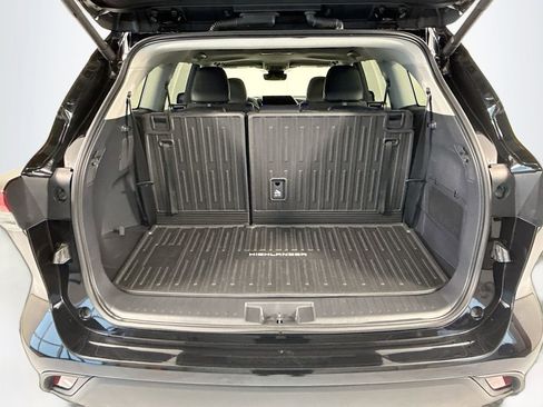 Used 2025 Toyota Highlander XLE image 28