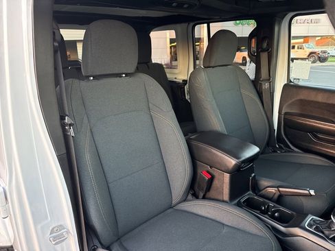 Used 2025 Jeep Wrangler Sahara image 10