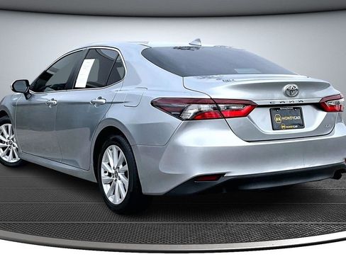 Used 2021 Toyota Camry LE image 4