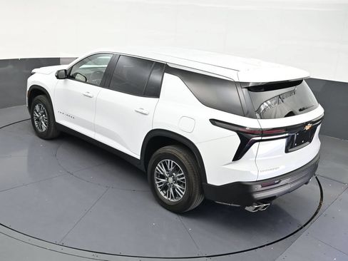Used 2025 Chevrolet Traverse LT FWD image 11