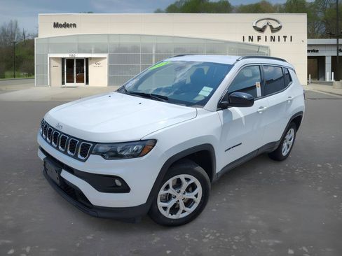 Used 2024 Jeep Compass Latitude AWD/4WD image 1