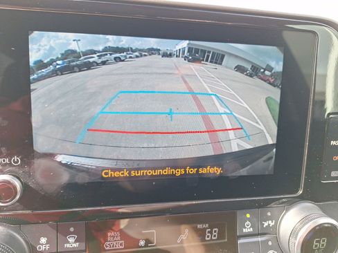 Used 2024 Toyota Highlander LE image 26