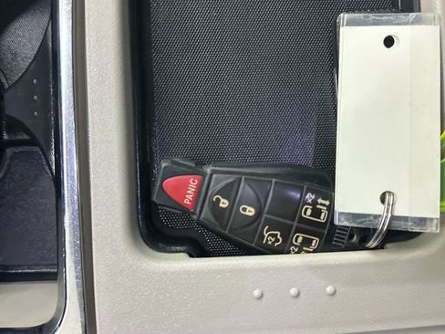 Used 2016 Chrysler Town & Country Touring FWD image 33