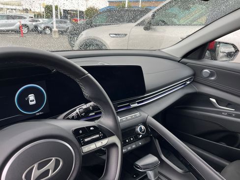 Used 2025 Hyundai Elantra SEL image 18